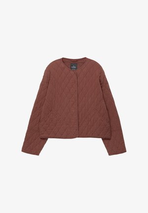 Veste matelassée de couleur terracotta foncé. Elle présente un col rond, une fermeture devant ouverte et deux poches latérales avec un motif en losanges texturé.