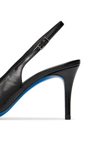 Scarpa slingback nera in pelle lucida con tacco alto e suola blu. Presenta un tacco sottile e una tracolla regolabile con una fibbia argentata.