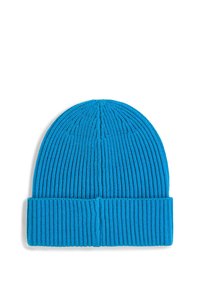 Blå strikket hue med en ribbet tekstur, der har en ombukket kant i bunden. Designet er simpelt og funktionelt for varme.