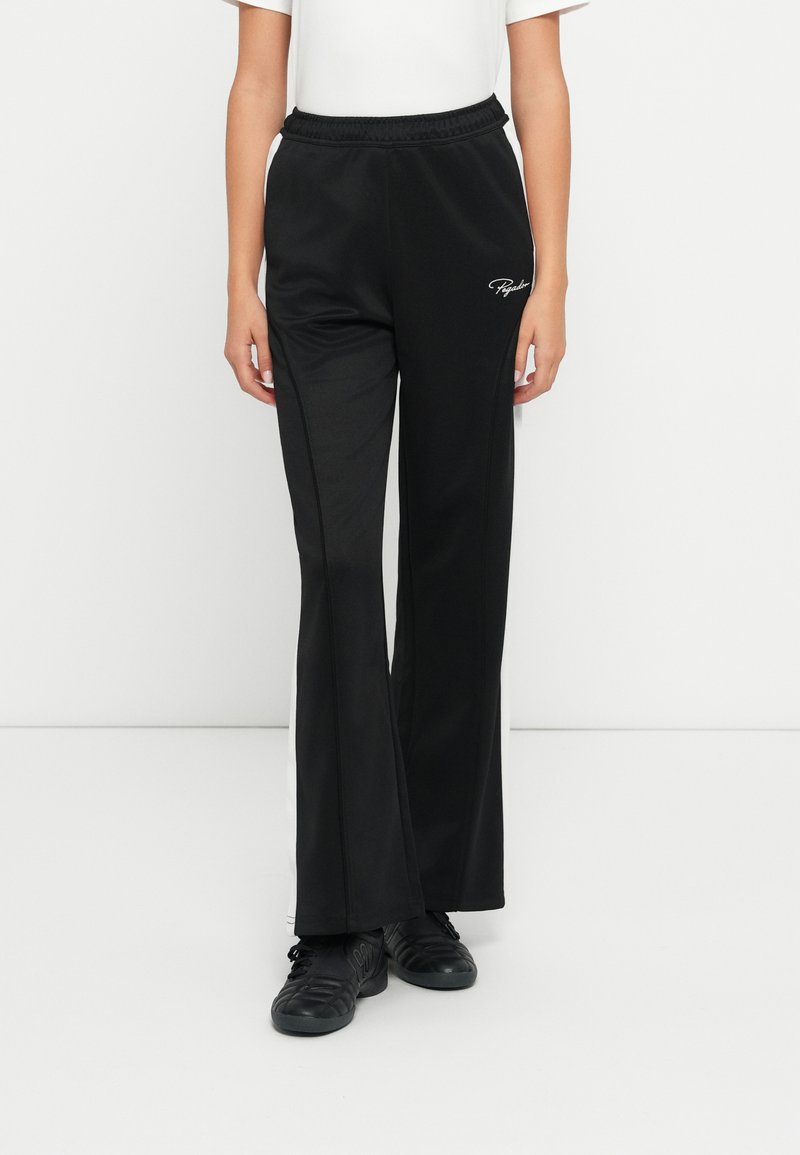Μαύρο αθλητικό παντελόνι με άνετη εφαρμογή, διαθέτοντας μια λευκή λωρίδα κατά μήκος των πλευρών, ελαστική μέση και διακριτικό λογότυπο στην αριστερή πλευρά.