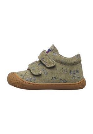 Scarpa da bambino in camoscio color cammello con suola marrone, due strap in velcro e decorazioni blu di natura e automobili sulla parte superiore.