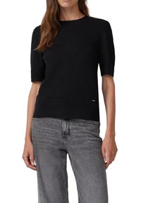Zwarte trui met korte mouwen, gemaakt van een glad gebreid materiaal, met een ronde halslijn en een klein logo detail nabij de zoom.