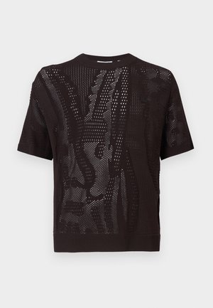 Haut noir à manches courtes avec un motif tricoté texturé, des détails perforés et un ourlet côtelé. Le matériau semble léger et respirant.