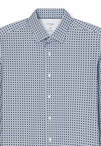 Weißes Hemd mit Knöpfen, das ein navyblaues geometrisches Muster aufweist, einen klassischen Kragen hat und in modernem Schnitt mit Kunststoffknöpfen gestaltet ist.