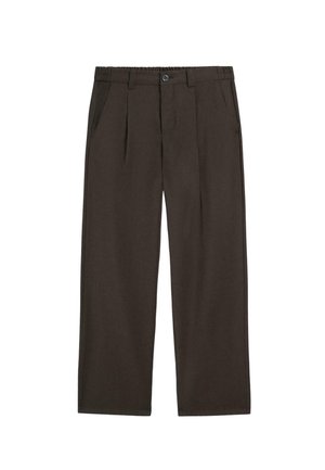 Pantaloni marrone scuro a gamba dritta con vita elasticizzata, passanti per cintura, chiusura con bottoni e tasche laterali, mostrati su sfondo bianco.