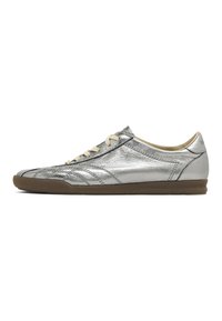 Söljlig sneakers med en strukturerad metallisk ovandel, med låg profil, rund tå, krämfärgade snören och en brun gummisula.