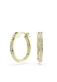 Pendientes de aro de oro con una fila de cristales transparentes a lo largo del borde exterior, diseño elegante y un mecanismo de cierre seguro.