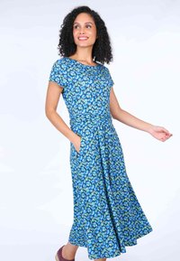 Blumenkleid mit blau-grünem Muster, kurzen Ärmeln, tailliertem Schnitt und Taschen. Hergestellt aus leichtem Stoff mit einem ausgestellten Rock.