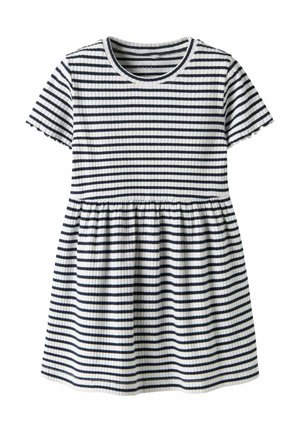 Robe rayée à manches courtes, avec des rayures horizontales bleu marine et blanches, une texture côtelée et une taille froncée pour une jupe évasée.