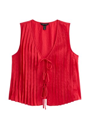 Blouse sans manches rouge avec un décolleté en V profond, texture plissée et fermeture à nœud devant. Tissu léger avec une finition lisse.