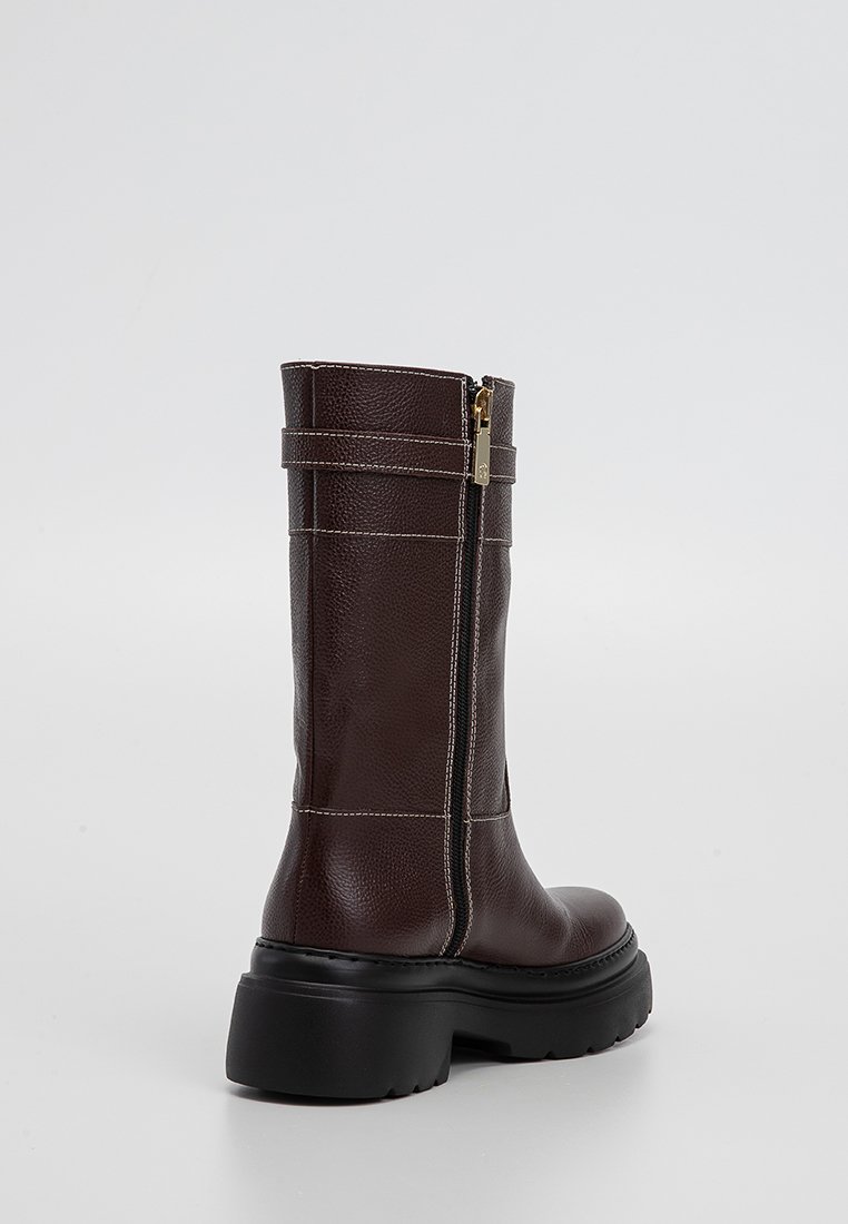 Braune Lederstiefelette mit strukturiertem Finish, hohem Schaft, seitlichem Reißverschluss, kontrastierenden Nähten und einer klobigen schwarzen Plateausohle.