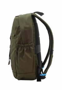 Zaino in tessuto verde con spallacci in rete nera, tasca laterale, banda elastica e fibbie blu. Presenta una forma rettangolare e un design minimalista.