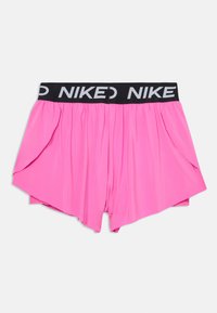 Różowe szorty sportowe z czarną elastyczną taśmą w talii z logo Nike. Wykonane z gładkiego, lekkiego materiału w luźnym fasonie.