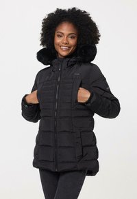 Zwarte donsjack met nepbont kraag, ritssluiting, gequilt textuur, zijzakken en ribgebreide manchetten, ontworpen voor warmte en comfort.
