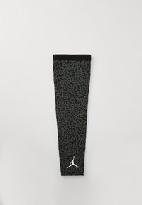 Manica nera con un motivo grigio testurizzato che ricorda le stampe animali. Presenta una banda superiore nera e il logo bianco di Jordan sul bordo inferiore.