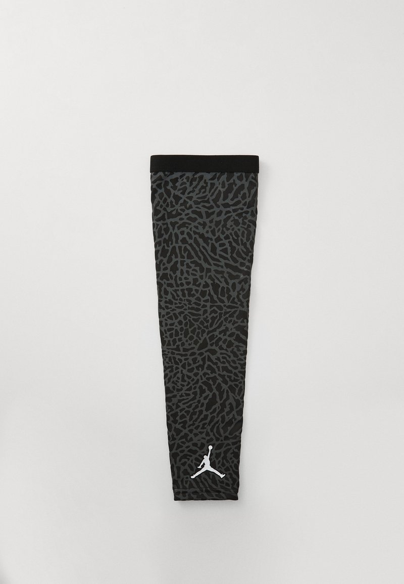 Manica nera con un motivo grigio testurizzato che ricorda le stampe animali. Presenta una banda superiore nera e il logo bianco di Jordan sul bordo inferiore.