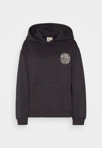 Černá mikina s kapucí, přední kapsou a bílým kruhovým logem na levé části hrudi, které nese nápis "Billabong The Sun Since Seventy Three."