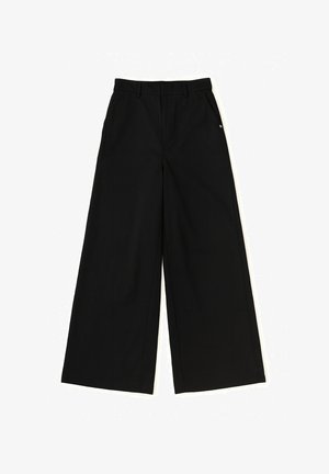 Szerokie czarne spodnie wykonane z lekkiego materiału, z czterema kieszeniami, szlufkami na pasek oraz małym logo na pasie.