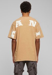 Karl Kani - SMALL SIGNATURE DISTRESSED HEAVY - Majica kratkih rukava s printom - sand Minijatura 1