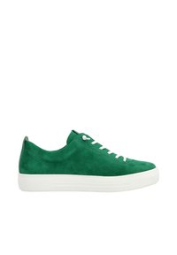 Sneaker in suede verde con profilo basso, suola in gomma bianca e lacci bianchi. Texture liscia e forma arrotondata.