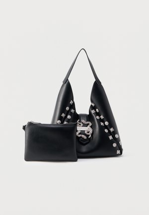 Melna ādas trīsstūra formas rokassoma ar sudraba nagliņām un greznu aizdari, kopā ar mazu saskaņotu melnu somiņu ar rāvējslēdzēju.