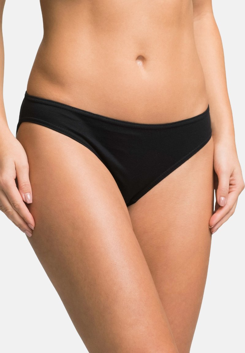 Culotte bikini en coton noir avec une taille basse, caractérisée par une texture lisse et sans motifs visibles ni accents de matériel.