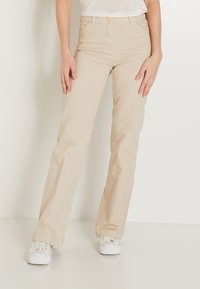 Pantalones rectos beige hechos de una mezcla de algodón con una textura suave. Presenta bolsillos delanteros y traseros, y cierre de botón.