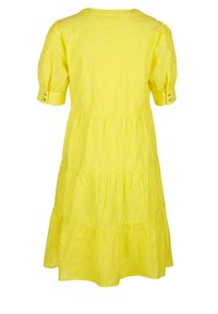 Żółta bawełniana sukienka z krótkimi bufkami, wielowarstwowym dołem i detalami haftu florystycznego. Posiada guziki na mankietach rękawów.