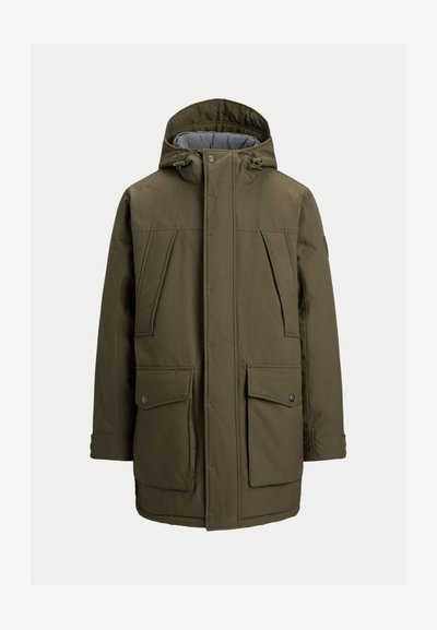 Maslinasto zeleni park coat s kapuljačom, s dva velika prednja džepa, zatvaranjem na patentni zatvarač i vodootpornim materijalom. Tekstura izgleda glatko.
