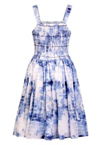 Abito tie-dye blu e bianco, con un corpetto arricciato, spalline sottili e gonna svasata. Realizzato in tessuto leggero con un motivo testurizzato.