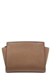 Borsa in materiale sintetico marrone con una forma strutturata, base piatta e cima angolare. Presenta dettagli di cucitura lungo i bordi, design pulito.