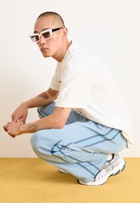 Carhartt WIP BOLAN PANT - Joggebukse - dusty ice/positano