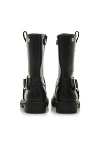 Botas de combate de cuero negro con un acabado suave, tirador trasero y herrajes decorativos. Suelas de goma resistentes con un patrón de goma.