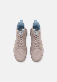 Par et lysebrune høje kanvas sneakers med blå inderside og beige gummitåhætter, set fra oven på hvid baggrund.