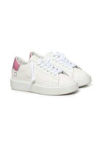 Sneakers bianchi in pelle con dettagli rosa sul tallone, suola in gomma, punta rotonda e lacci piatti. Presentano cuciture minime e un logo sulla parte laterale.