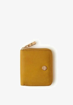 Portafoglio compatto in pelle giallo senape con chiusura a zip e piccolo bottone rotondo in metallo su sfondo bianco.