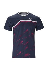 Marinblå sportst-shirt i lättviktig tyg med ett rött diagonalt mönster, vita detaljer vid halsringningen och en logotyp på bröstet.