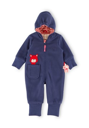 Marineblauer Fleece-Overall mit einer gestreiften roten Innenkapuze, ausgestattet mit einer roten Katzenaugen-Tasche als Verzierung und einem pinken Reißverschluss.