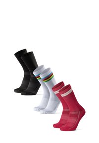 Cuatro pares de calcetines: negros, blancos con rayas multicolores y rojos. Cada uno tiene una textura suave y diferentes alturas de puño.