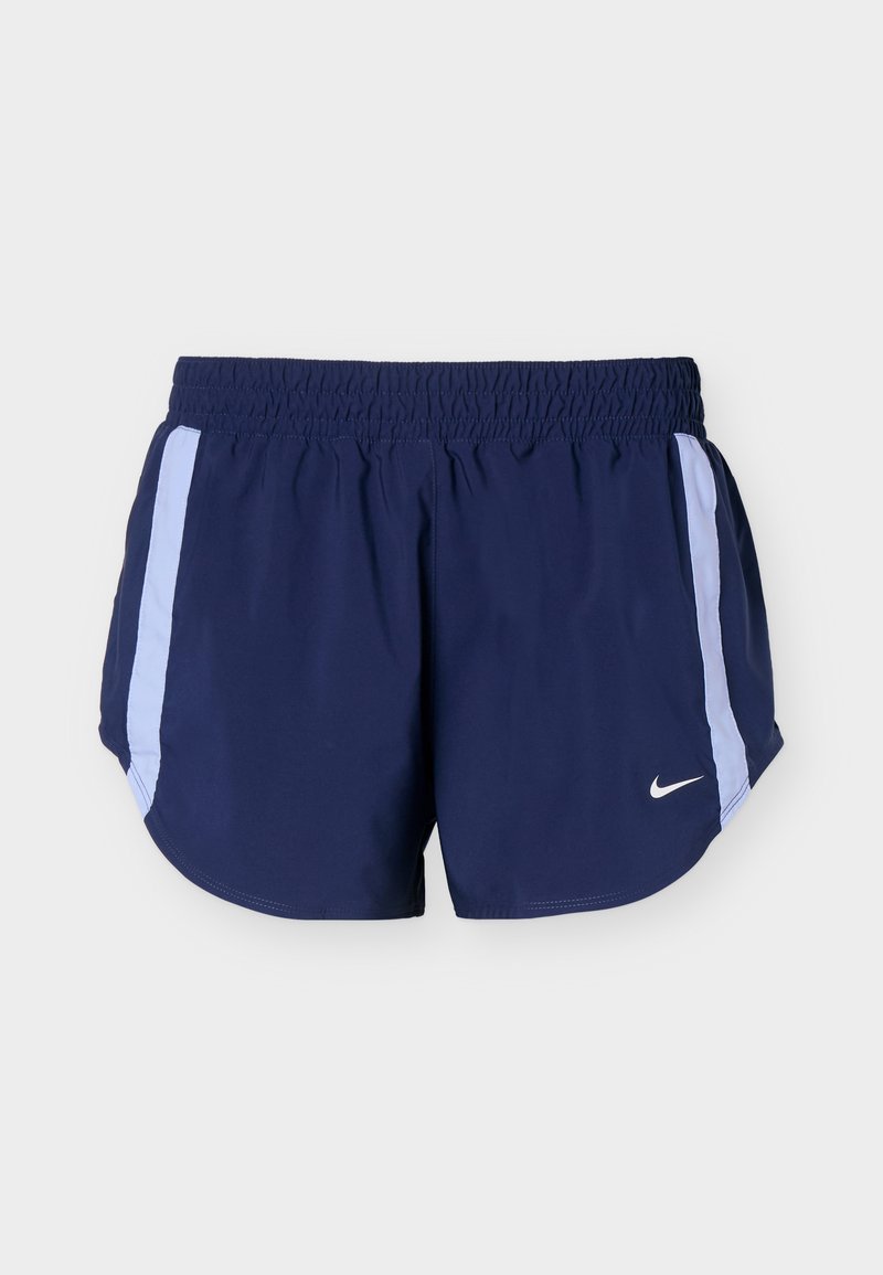 Pantalones cortos deportivos azul marino con cintura elástica y franjas laterales azul claro, con un pequeño logo blanco de Nike en la pierna izquierda.