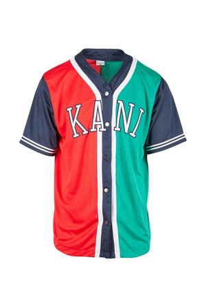 Tricou cu mâneci scurte și nasturi, cu panouri roșii, verzi și bleumarin, tiv alb și literele „KANI” pe piept.