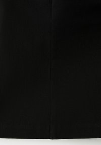 Tissu noir avec une couture verticale centrée et une bordure horizontale en bas sur un fond blanc.