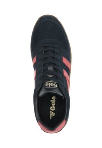 Zapatillas de ante azul marino con rayas rosas, punta redondeada, cordones negros y logo en la plantilla. Cuenta con una suela de goma texturizada.