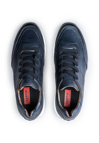 Scarpe da ginnastica in pelle blu navy con finitura texturizzata, dotate di lacci neri, un collarino imbottito e una suola in gomma bianca. Accenti di cucitura sottili.
