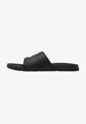 Sandal preta de slide com um upper sintético liso, design de dedos dos pés abertos, palmilha texturizada e sola plana de borracha. Apresenta o logótipo na alça.