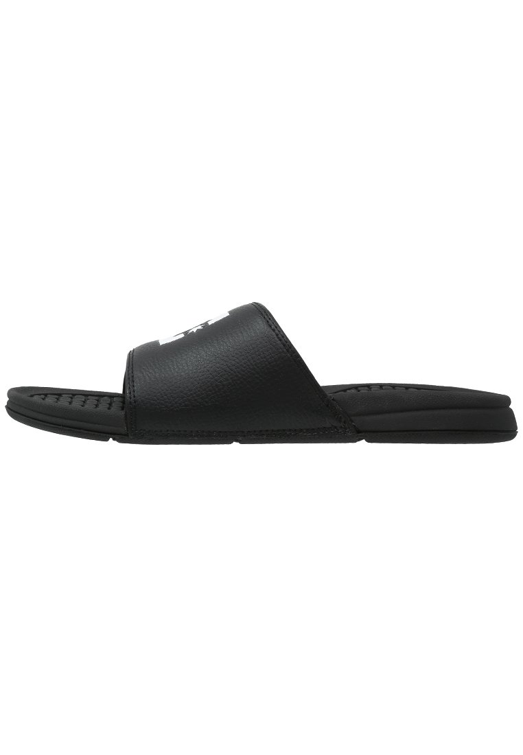 Sort slide sandal med en glat syntetisk overdel, åbent tådesign, tekstureret fodseng og flad gummisål. Har logo på remmen.