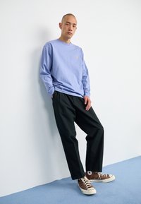 Carhartt WIP CHASE - Hosszú ujjú felső - charm blue/gold