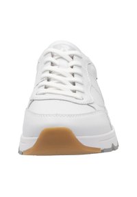 Weiße Sportsneaker mit einem strukturierten Lederobermaterial, Schnürverschluss, gepolsterter Sohle und einem braunen Gummihalbschuhakzent.