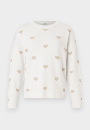 Weißer langärmeliger Strickpullover mit gleichmäßig verteilten beigen Herzmustern auf der Vorderseite und den Ärmeln, mit einem runden Halsausschnitt.