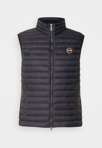 Gilet imbottito blu scuro con colletto alto, chiusura a zip, tasche laterali e design trapuntato. Presenta un'etichetta con logo sul lato sinistro superiore.